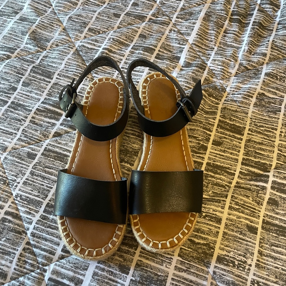 Universal Thread Black Platform Sandals with Adjustable Straps